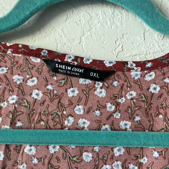 SHEIN Curve Low Cut top - Picture 3 of 6